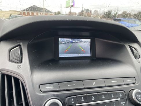 Used 2018 Ford Focus SE w/ SE Appearance Package image 13