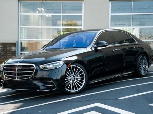Used 2022 Mercedes-Benz S 500 4MATIC w/ AMG Line Package image 2