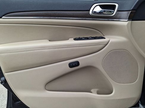 Used 2017 Jeep Grand Cherokee Limited image 11