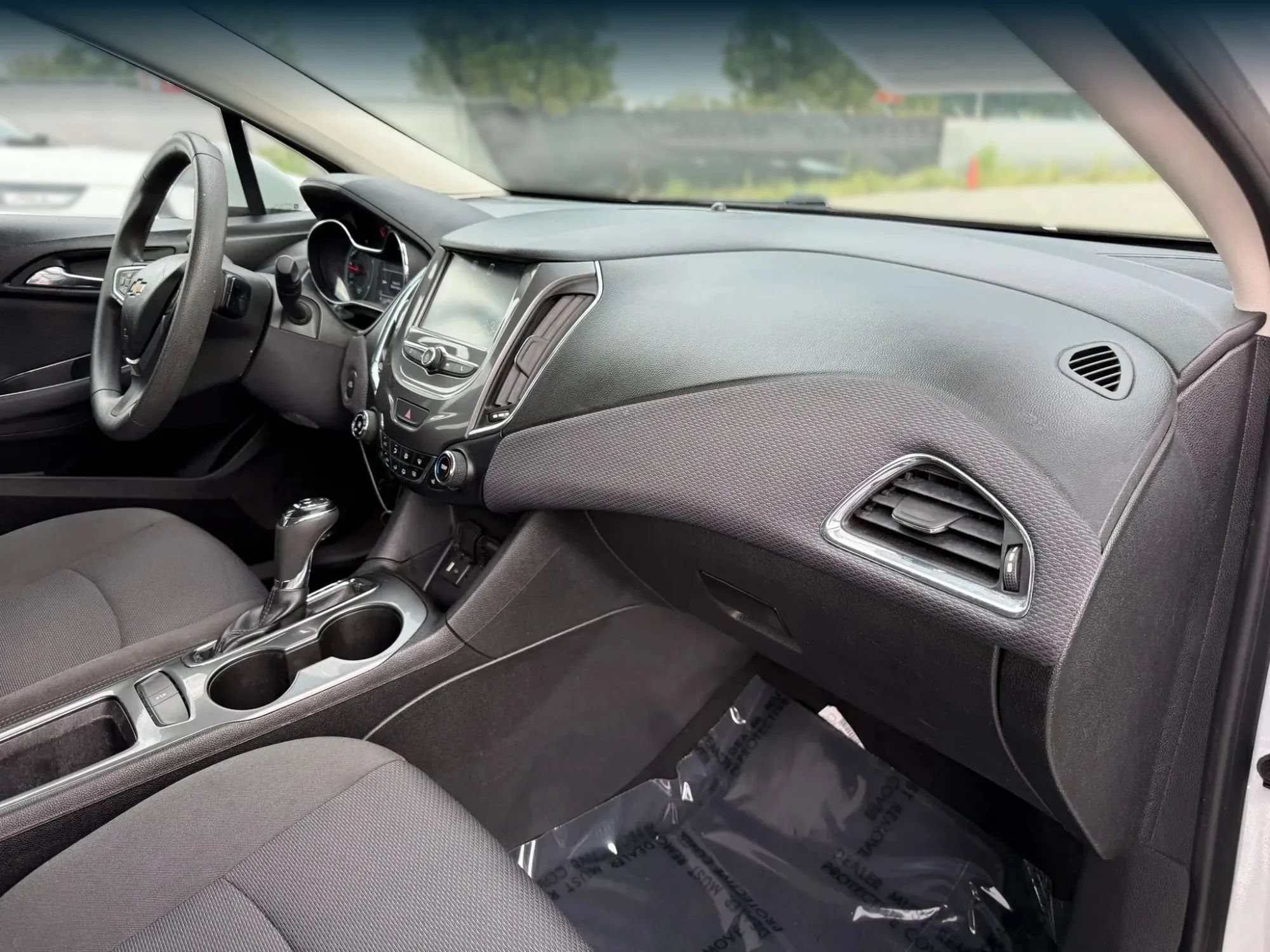 Used 2018 Chevrolet Cruze LT w/ Convenience Package FWD image 19