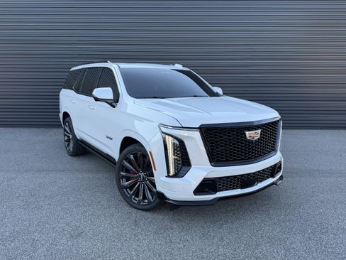 Used 2025 Cadillac Escalade V image 7