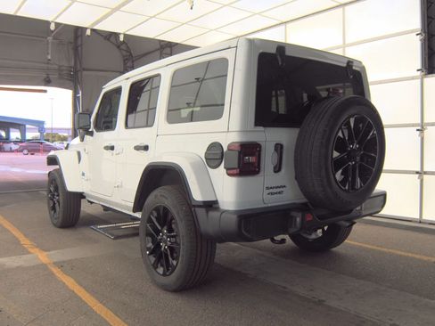 Used 2025 Jeep Wrangler Unlimited Sahara w/ Safety Group AWD/4WD image 15
