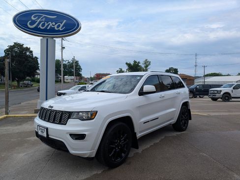 Used 2021 Jeep Grand Cherokee Laredo X AWD/4WD image 2