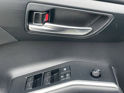 Used 2021 Toyota Highlander XLE image 32