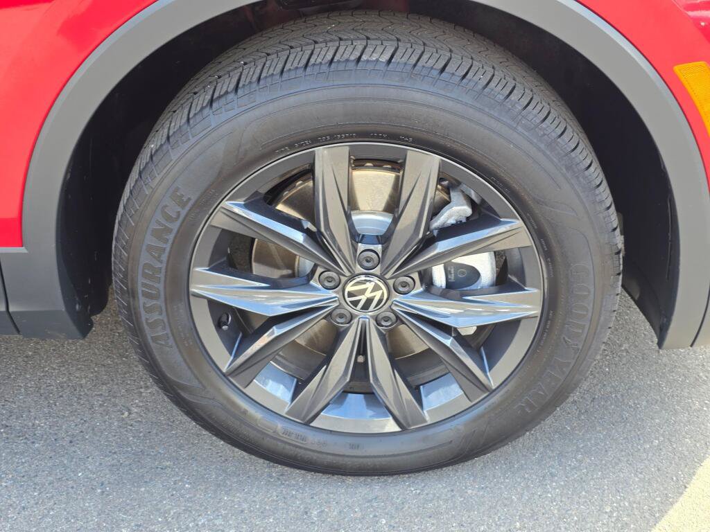 Used 2024 Volkswagen Tiguan SE AWD/4WD image 9