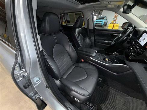 Certified 2025 Toyota Highlander XLE image 16