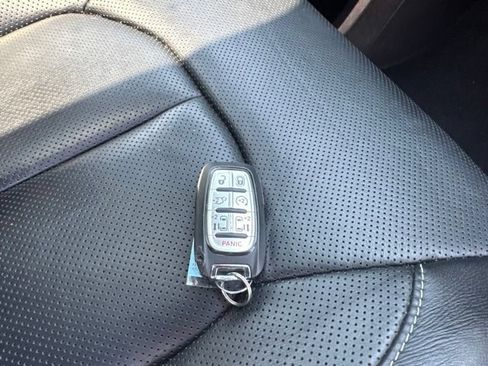 Used 2025 Chrysler Pacifica Limited FWD image 6
