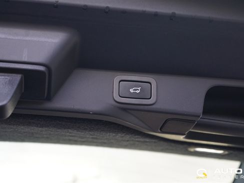 Used 2019 Land Rover Range Rover Sport SVR image 45