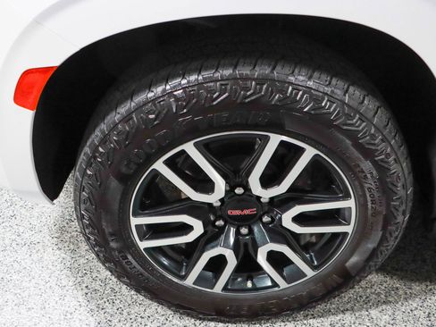 Used 2024 GMC Yukon AT4 w/ Technology Package image 11