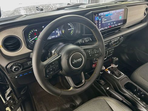 Used 2024 Jeep Wrangler Unlimited image 23
