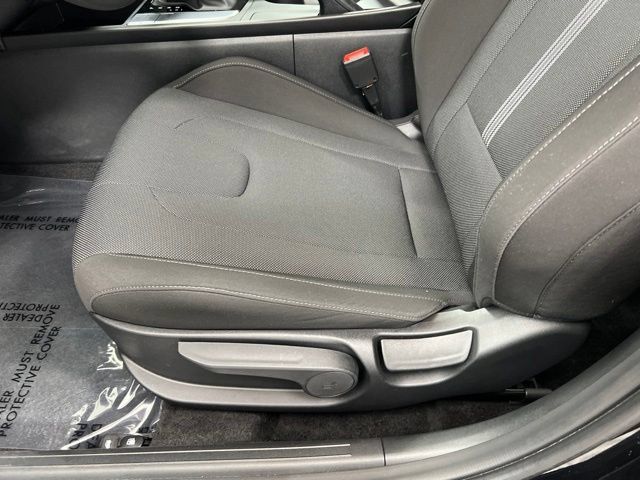 Used 2025 Hyundai Elantra SE FWD image 14