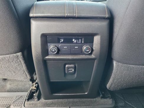 Used 2021 Chevrolet Traverse LT FWD image 13