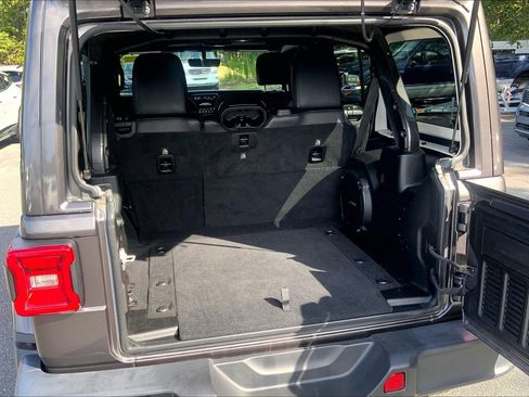 Used 2018 Jeep Wrangler Unlimited Sahara AWD/4WD image 35