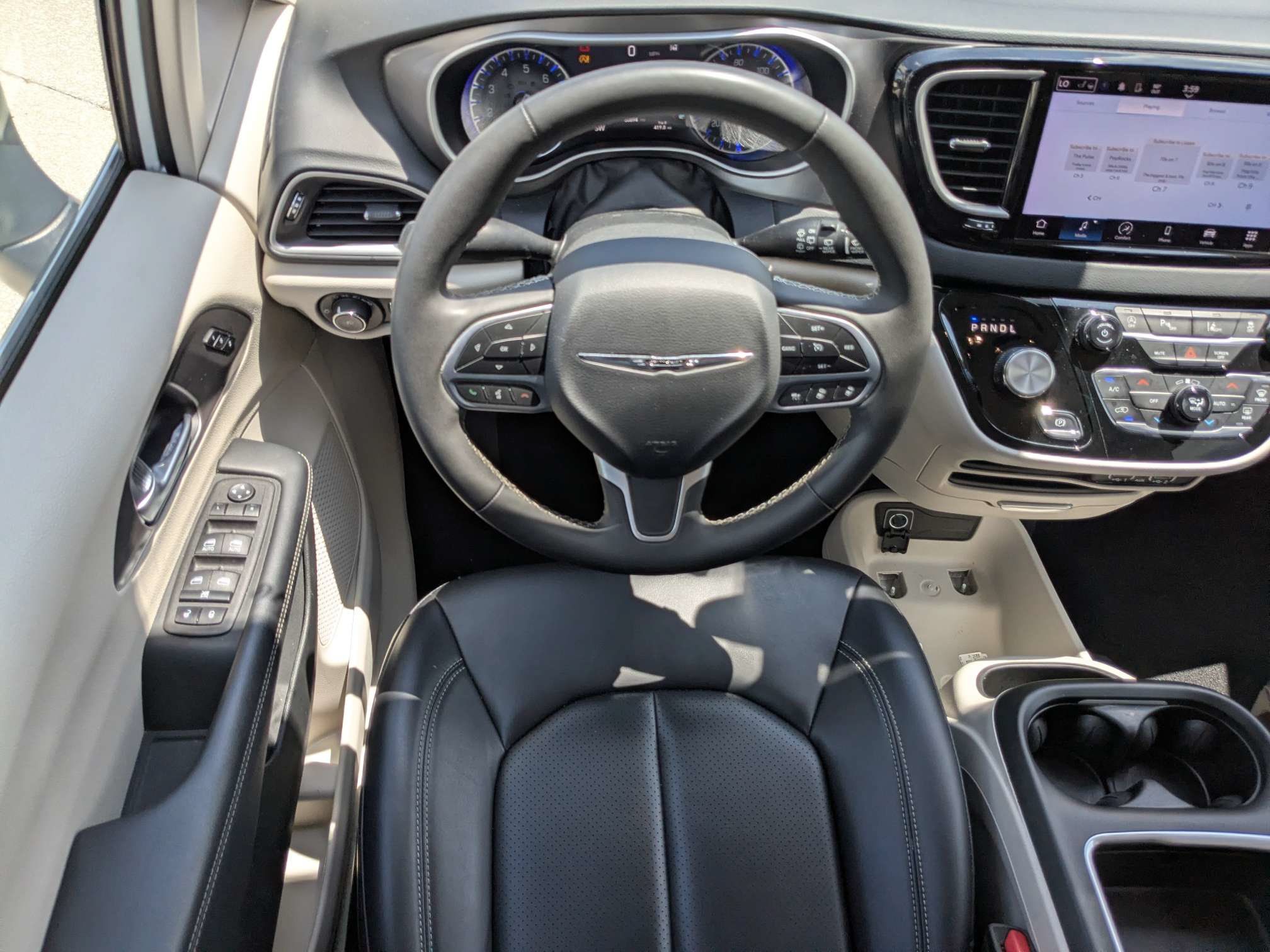 Used 2023 Chrysler Pacifica Touring-L FWD image 18