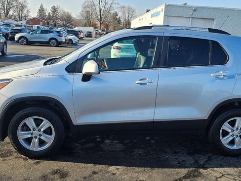 Used 2022 Chevrolet Trax LT w/ LT Convenience Package image 4