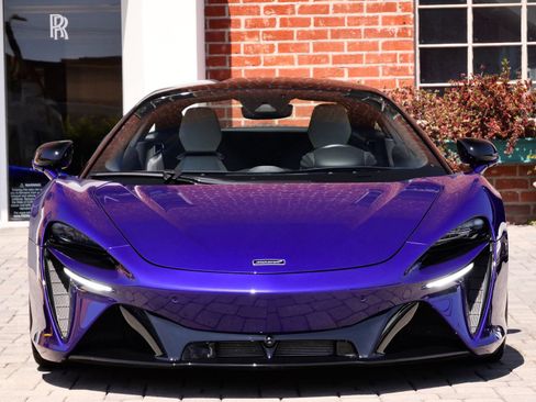 Used 2023 McLaren Artura RWD image 2