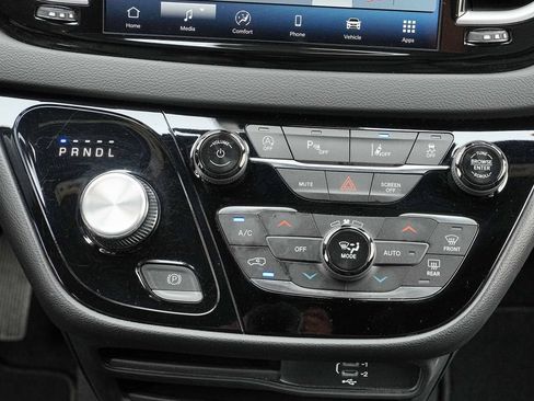 Used 2026 Chrysler Pacifica Select FWD image 29