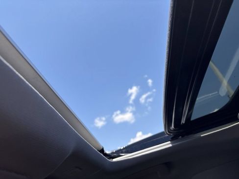 Used 2024 Toyota Highlander XLE FWD image 5