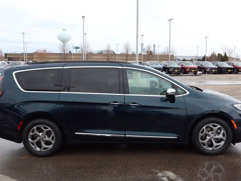 Used 2023 Chrysler Pacifica Limited w/ Trailer Tow Group image 8