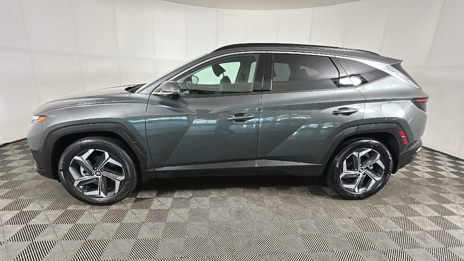 Certified 2024 Hyundai Tucson Limited AWD/4WD image 7