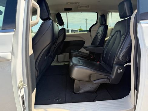 Used 2024 Chrysler Pacifica Touring-L FWD image 24