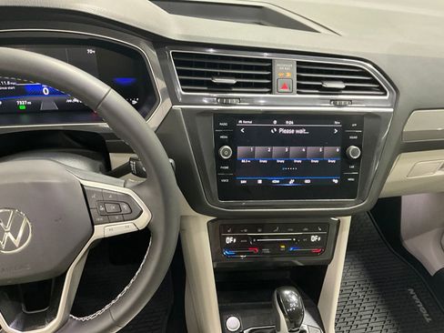 Used 2024 Volkswagen Tiguan SE image 7