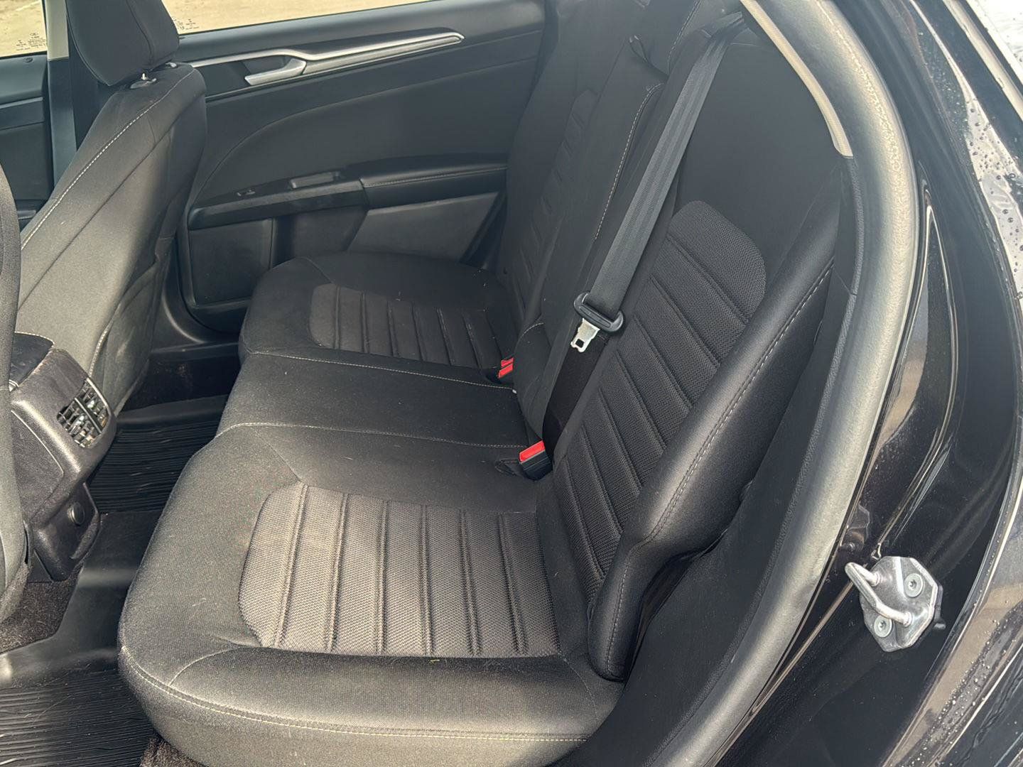 Used 2020 Ford Fusion SE FWD image 10