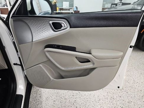 Used 2021 Kia Soul LX image 27