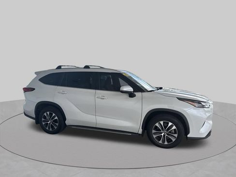 Used 2023 Toyota Highlander XLE FWD image 11