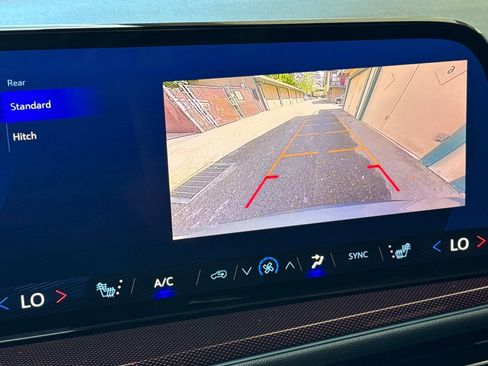 Used 2025 Chevrolet Traverse Z71 image 27