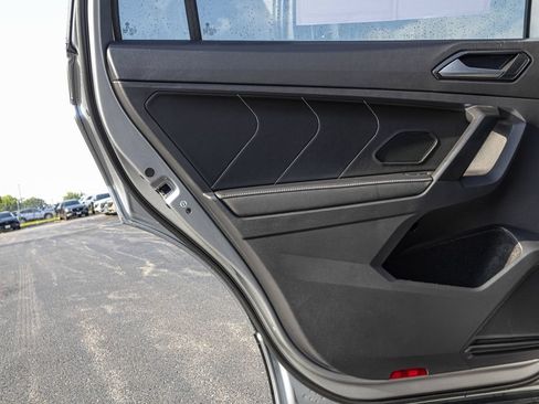 Used 2023 Volkswagen Tiguan SE w/ Panoramic Sunroof Package FWD image 30