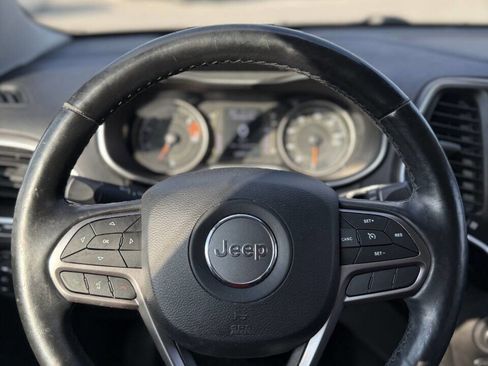 Used 2019 Jeep Cherokee Latitude Plus w/ Comfort/Convenience Group image 18