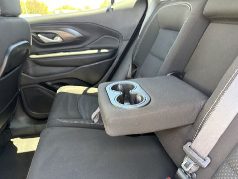 Used 2024 GMC Terrain SLE FWD image 19