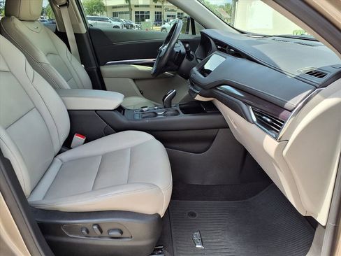 Used 2023 Cadillac XT4 Luxury w/ Cold Weather Package FWD image 9