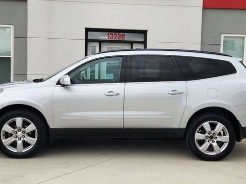 Used 2017 Chevrolet Traverse LT w/ Style and Technology Package FWD image 3