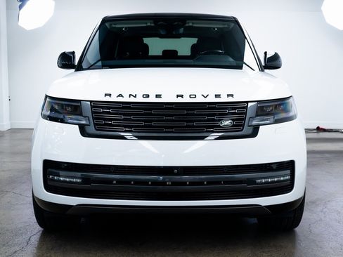 Used 2025 Land Rover Range Rover SE image 2