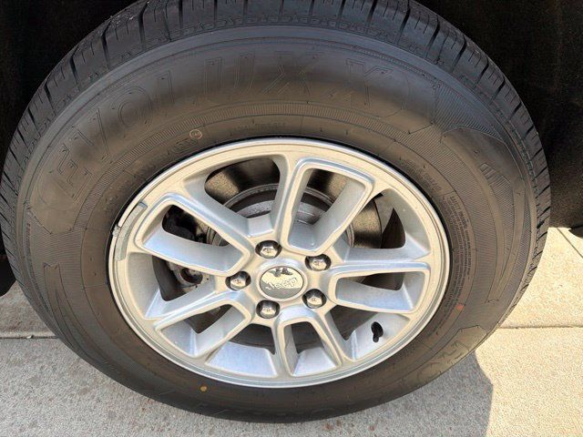 Used 2019 Jeep Grand Cherokee Laredo AWD/4WD image 10