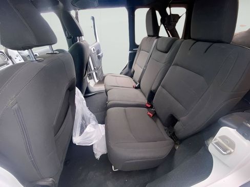 Used 2018 Jeep Wrangler Unlimited Sport S AWD/4WD image 7