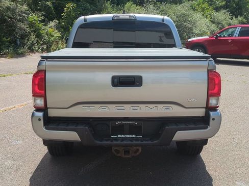 Used 2017 Toyota Tacoma TRD Sport AWD/4WD image 5