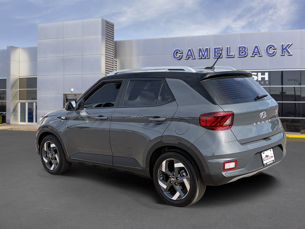 Used 2025 Hyundai Venue Limited FWD image 4