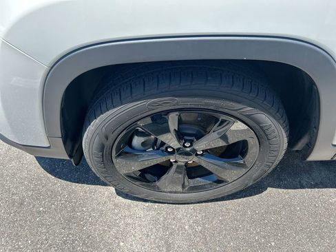 Used 2019 Jeep Cherokee Latitude Plus FWD image 5