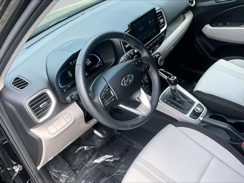 Used 2025 Hyundai Venue SEL FWD image 17