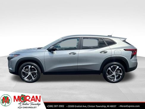 Used 2024 Chevrolet Trax RS w/ Driver Confidence Package FWD image 3