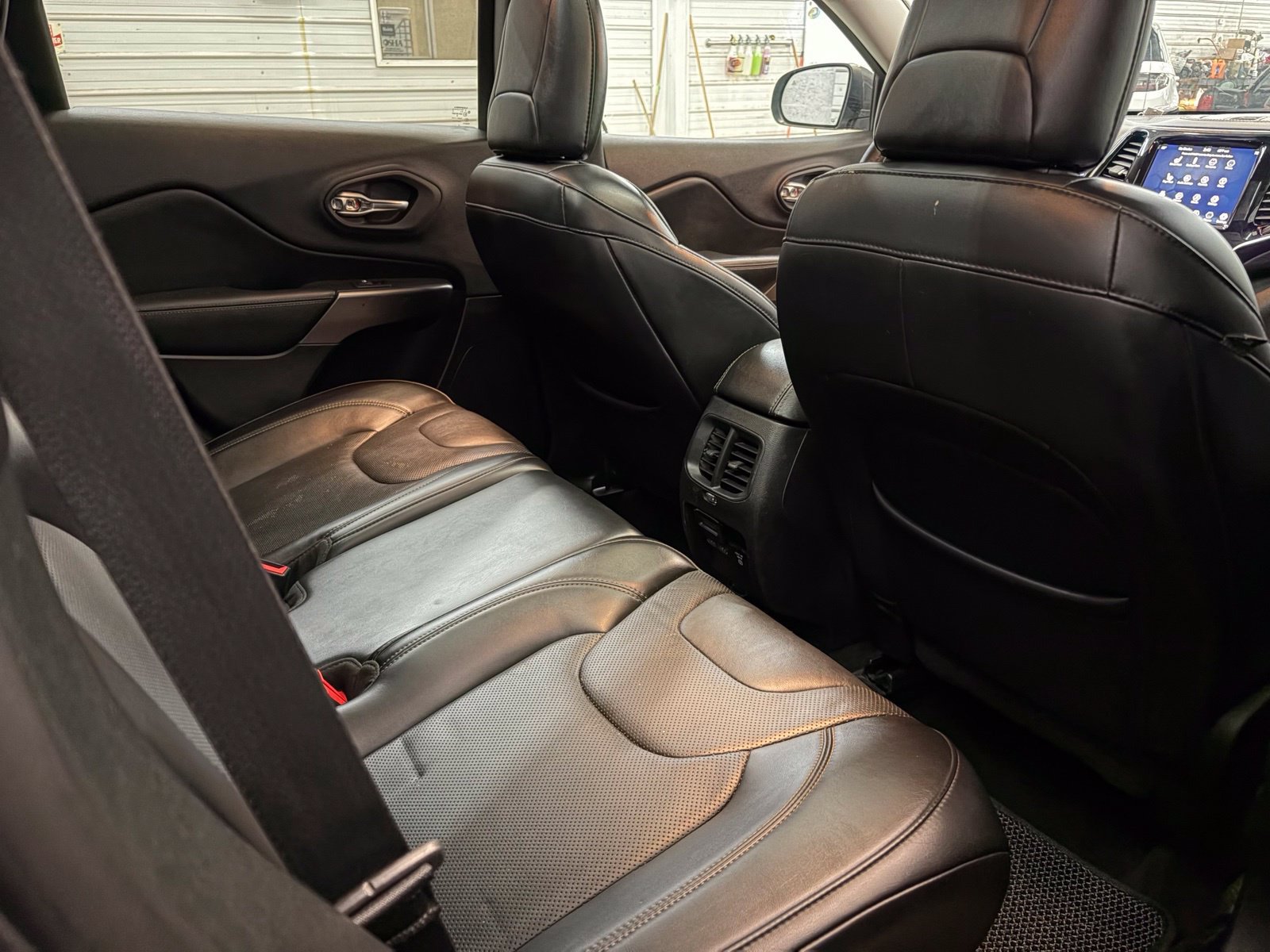 Used 2019 Jeep Cherokee Limited AWD/4WD image 30