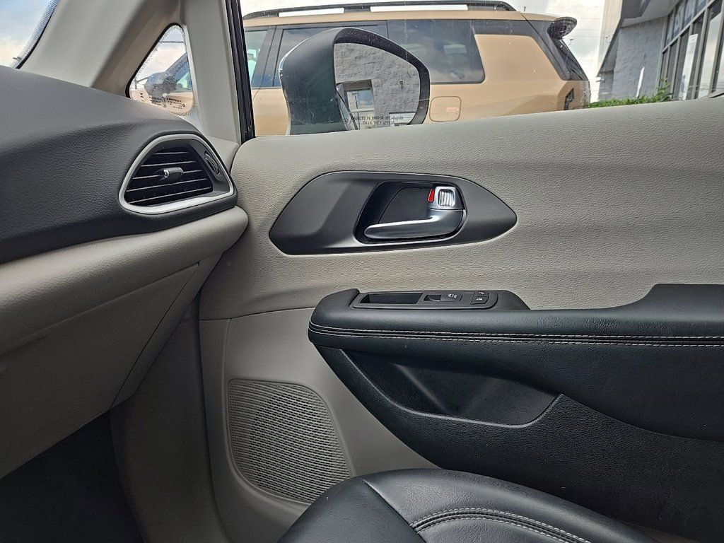 Used 2023 Chrysler Pacifica Touring-L FWD image 23