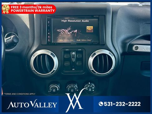Used 2018 Jeep Wrangler Unlimited Sahara w/ Connectivity Group AWD/4WD image 32