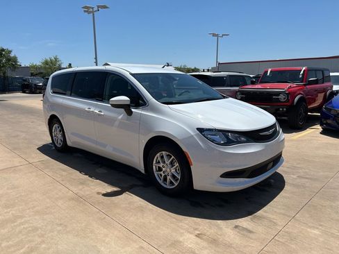 Used 2023 Chrysler Voyager LX FWD image 4