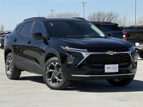 New 2026 Chevrolet Trax LT w/ Driver Confidence Package image 2