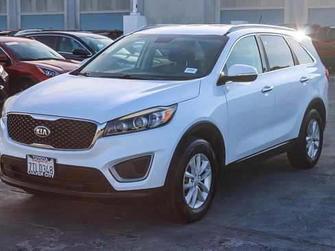 Used 2017 Kia Sorento LX image 3