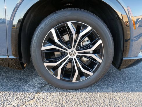 Used 2025 Toyota Crown Signia image 10